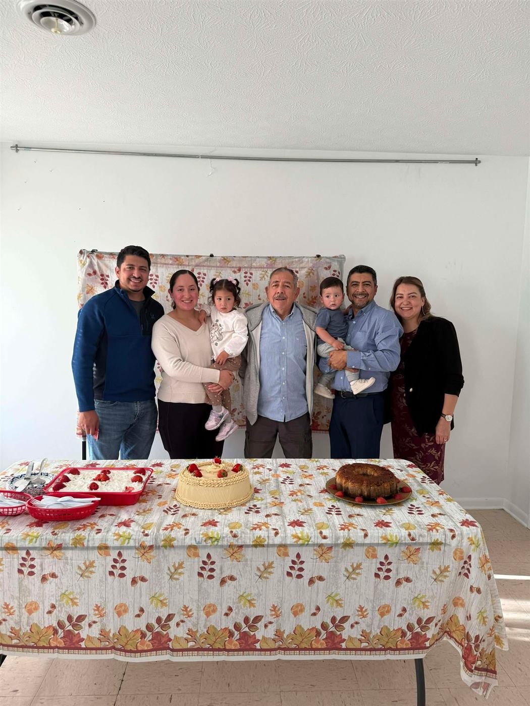 Hermanos de la iglesia celebrando el aniversario