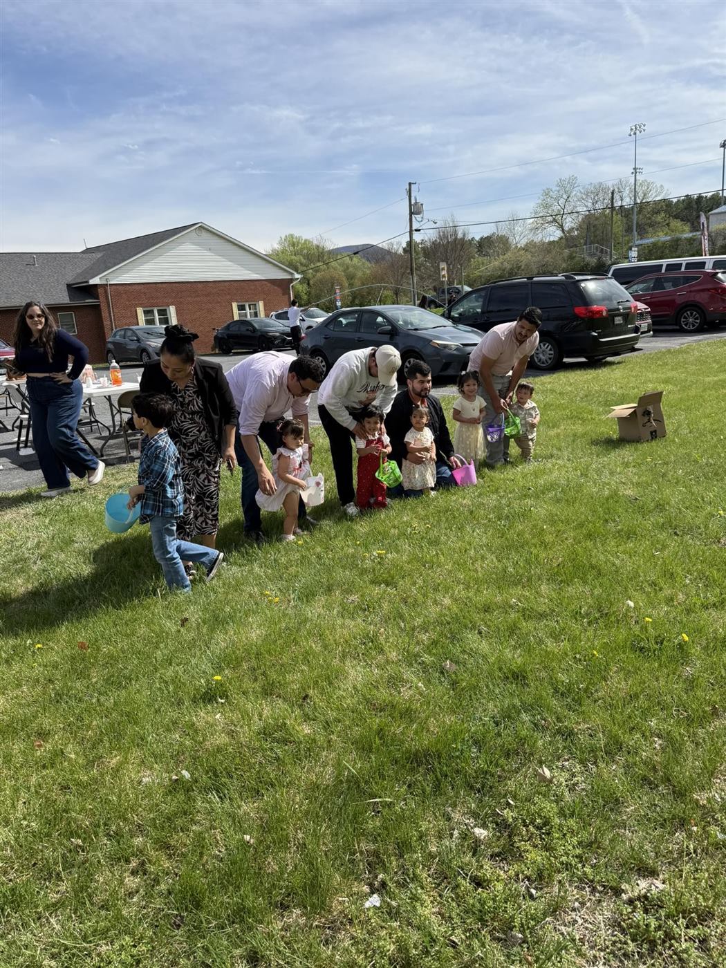 Niños buscando huevos de Pascua